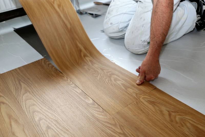 Installation de revêtement de sol vinyle pour pièces humides par poseur de parquet à Lunel 34400